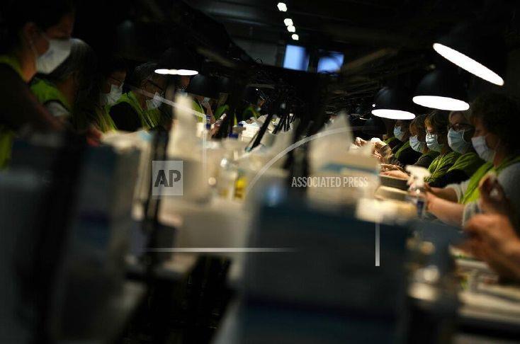Omicron Spreads Global Gloom Over New Year's Celebrations