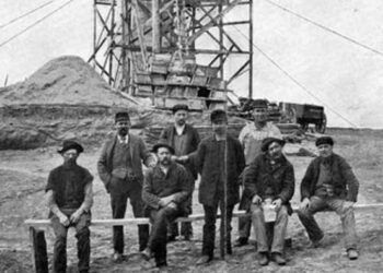 Gentlemen take a pause during construction