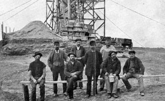 Gentlemen take a pause during construction